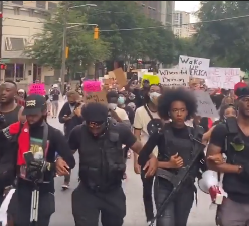 Οπλισμένοι Black Panthers στην κορυφή της πορείας στην Atlanta. Ολοταχώς για Εμφύλιο….
