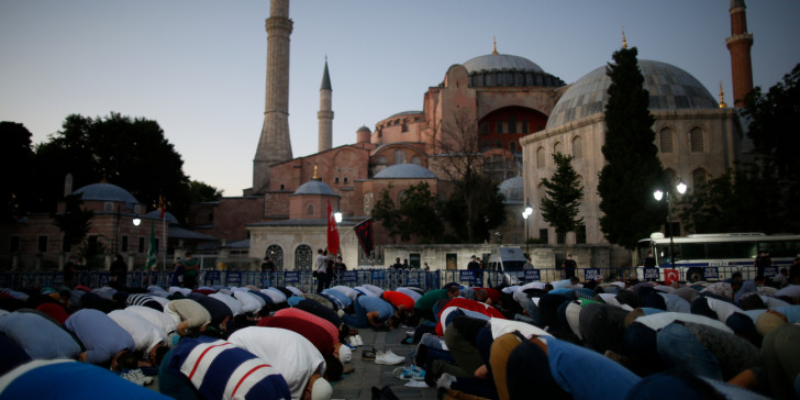 Το τέλος της Αγίας Σοφίας όπως την ξέραμε! Συρρέουν οι ορδές των άπιστων για το ισλαμικό πανηγύρι του “σουλτάνου”. Ζωντανή εικόνα από την Κωνσταντινούπολη