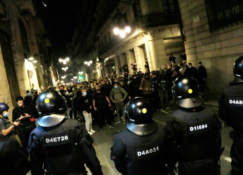 Σοκαριστικές εικόνες στην Βαρκελώνη – ΒΙΑΙΕΣ συγκρούσεις στους δρόμους, έρχονται ραγδαίες εξελίξεις παγκοσμίως