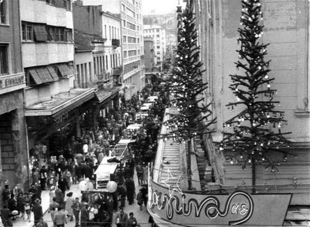 1960: Χριστούγεννα χωρίς κορωνοϊό, με γεμάτα μαγαζιά, Μπιθικώτση και ελληνικό κινηματογράφο από τις 10 το πρωί