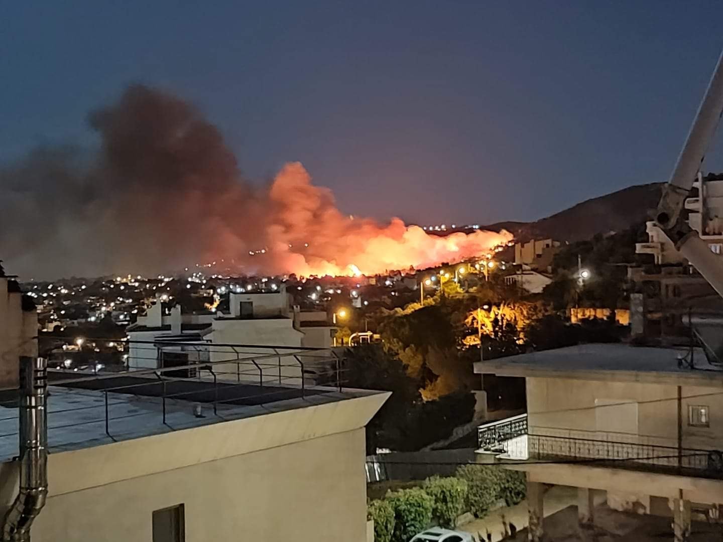 Ο Δήμος Μαραθωνα, κάνει έκκληση στους κατοίκους για εκκένωση κατοικιών.