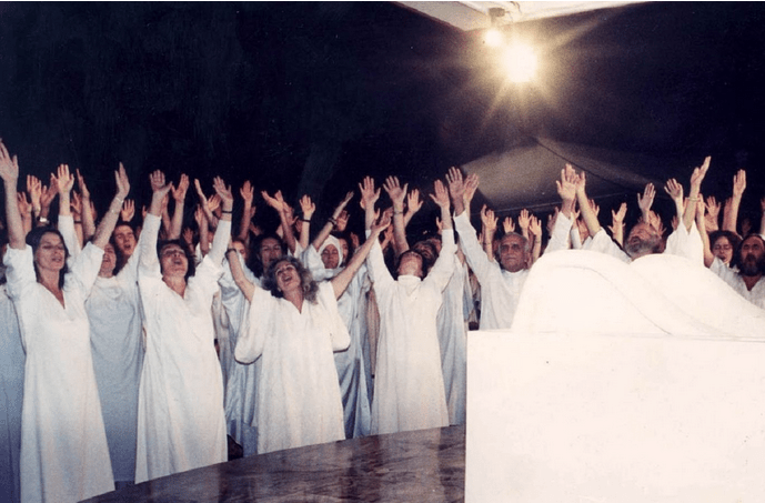Ζουν ανάμεσά μας: Ανατομία μιας Λατρείας