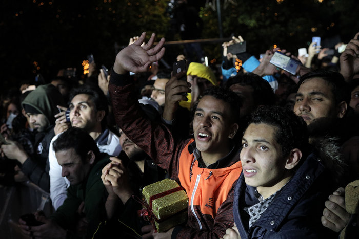 Χώρα περίγελος – Πρωτοφανείς ύβρεις και υπονοούμενα κατά του Έλληνα πρωθυπουργού από τους λαθραίους μετανάστες