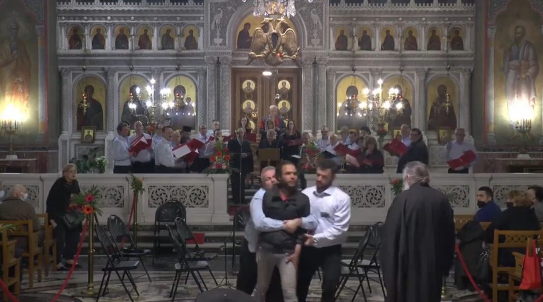 Η Ελλάδα υπό ”πολιορκία”: Ισλαμιστής εισέβαλε σε εκκλησία στον Άγιο Παντελεήμονα και άρχισε να ουρλιάζει – Βίντεο-σοκ