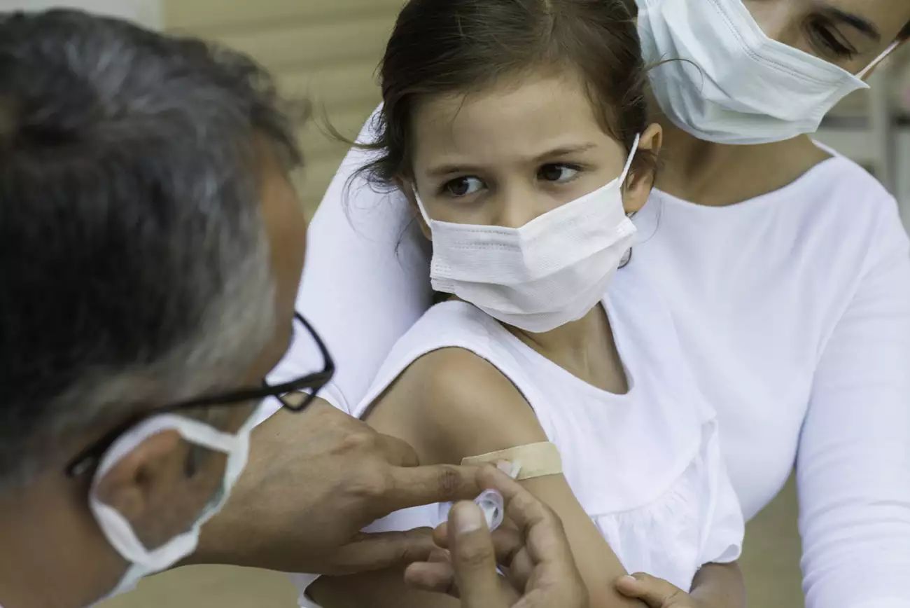 Τι συμβαίνει τελικά με την οξεία ηπατίτιδα στα παιδιά – Οι πρώτοι θάνατοι είναι γεγονός. Ευθύνονται τα εμβόλια για Covid;
