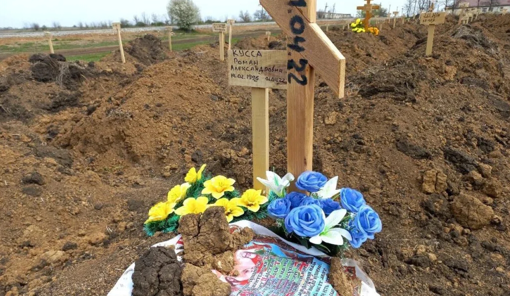 Ανεξάρτητος δημοσιογράφος λέει ότι οι αναφορές για ρωσικά στρατεύματα που σκάβουν “ομαδικούς τάφους” κοντά στην πόλη της Ουκρανίας είναι ψευδείς