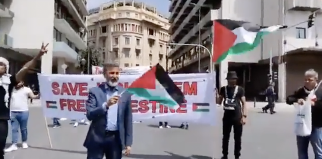 ΕΛΛΑΔΑ, ΤΕΛΟΣ!!!Aπίστευτες εικόνες! – Ο Τζαβέντ Ασλάμ με σημαία της Παλαιστίνης στην πορεία για την Εργατική Πρωτομαγιά στο κέντρο της Αθήνας