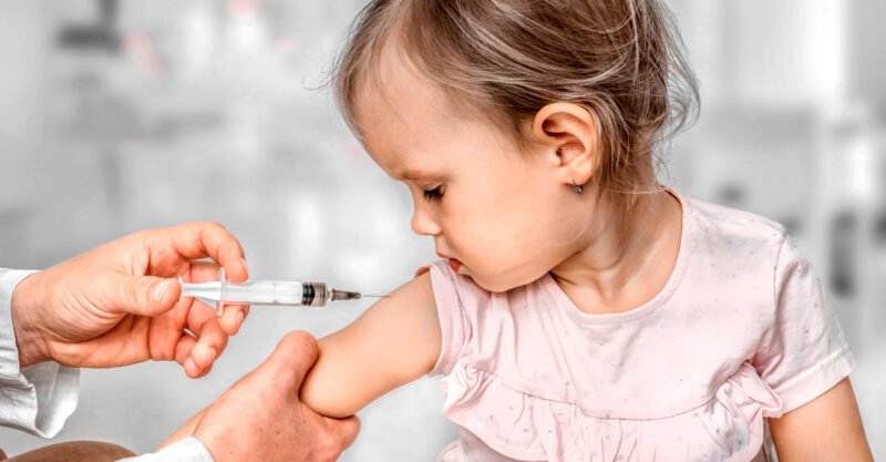Οι σύμβουλοι του FDA εγκρίνουν ομόφωνα τα m-volια των Pfizer και Moderna για τον COVID για βρέφη και μικρά παιδιά, αγνοώντας τον όρο του “Μη βλάπτειν””