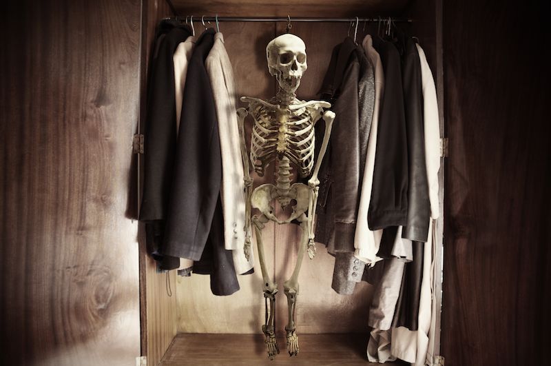 Οι σκελετοί στο ντουλάπι...   Ηγέτες «δειλοί, μοιραίοι κι άβουλοι αντάμα,να περιμένουν, ίσως, κάποιο θάμα» απέναντι στον Πούτιν