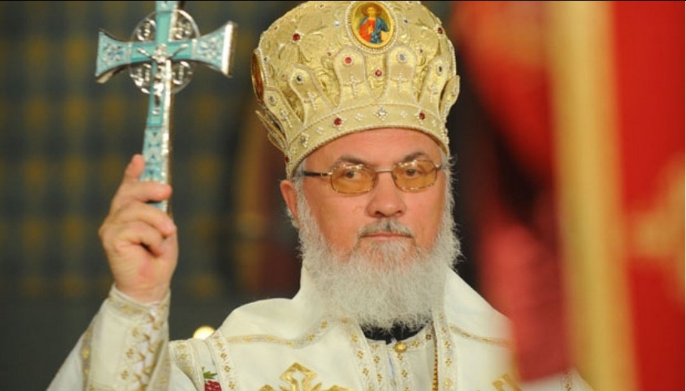 Σέρβος επίσκοπος καλεί σε ένοπλη επίθεση κατά των ΛΟΑΤΚΙ – «Αν είχα όπλο, θα το χρησιμοποιούσα»