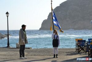 Αποθεώθηκε η μαθήτρια που κράτησε ολομόναχη την ελληνική σημαία!!! (βίντεο)