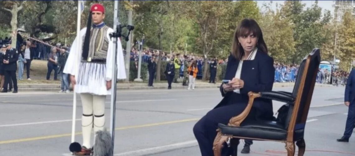 Σάλος με τα συνθήματα κατα της Σακελλαροπούλου μετά την παρέλαση – Δεν την άφηναν να κανει δηλώσεις