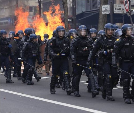 Σε «εμπόλεμη ζώνη» μετατράπηκε η Γαλλία: Αστυνομικοί κατέβασαν τις ασπίδες τους και συντάχθηκαν με τους διαδηλωτές