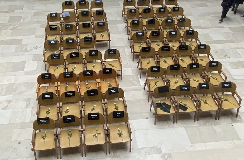Θεσσαλονίκη: 57 άδειες καρέκλες στο Δικαστικό Μέγαρο – Σιωπηρή διαμαρτυρία δικηγόρων στη μνήμη των θυμάτων στα Τέμπη