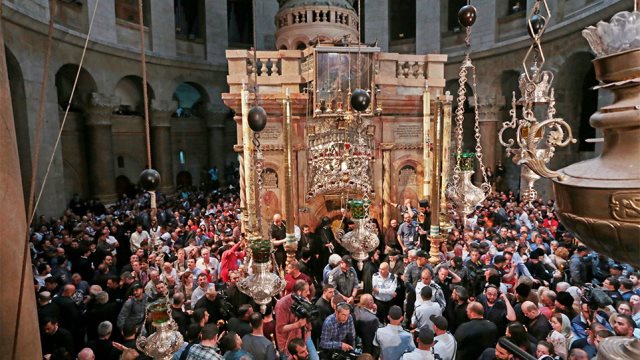 Live: Πλήθος πιστών στα Ιεροσόλυμα για την τελετή αφής του Αγίου Φωτός