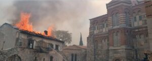 Τραγικό: Καίγεται το ιστορικό μοναστήρι του Οσίου Λουκά στη Βοιωτία