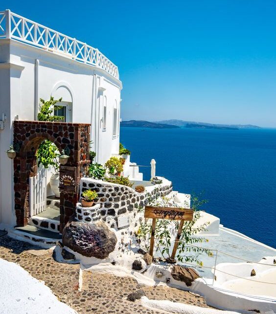 εκεί που η καρδιά χαϊδεύει το ανεκπλήρωτο των κυμάτων… (μουσικά βίντεο και ταινία)