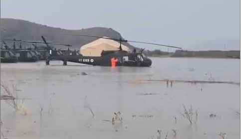 «Σπρώχνωντας» ελικόπτερα στο πλημμυρισμένο Στεφανοβίκειο (βίντεο)