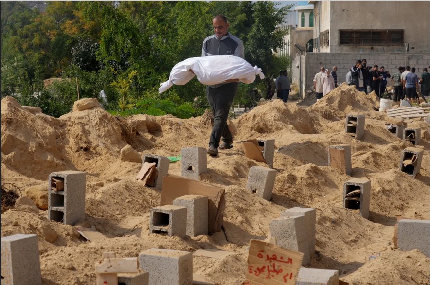Μαζικοί τάφοι, αζήτητα πτώματα: Ο πόλεμος του Ισραήλ κλέβει τους νεκρούς της Γάζας
