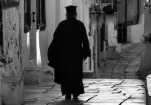 Σαλαμίνα: Φόβοι της ΕΛ.ΑΣ. ότι τα ανήλικα θύματα του ιερέα μπορεί να είναι περισσότερα