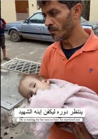 Περιμένει να θάψει το παιδί του ... και οι άκληρες κυράτσες, ενοχλούνται για κάποιες ακρότητες των Παλαιστινίων...