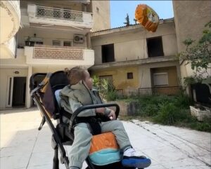 Συγκλονίζει το βίντεο του Νίκου Ζήση που έχασε την γυναίκα του στα Τέμπη: Ο γιος τους στέλνει ένα μπαλόνι στη μαμά του!