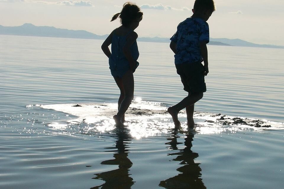 ΑΝΘΡΩΠΟΣ είναι, αυτός που παραμένει… ΠΑΙΔΙ… (μουσικό βίντεο, χιούμορ και ταινία)