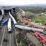 Δημήτρης Γιαννόπουλος: “Τα ψέμματα τελείωσαν. Η τραγωδία των Τεμπών εξελίσσεται σε ιλαροτραγωδία συγκάλυψης του προφανούς και ειδεχθούς πίσω από την κουρελιασμένη κουρτίνα μιας πολιτικής και δικαστικής εξουσίας που προσβάλει επιζώντες και νεκρούς του πιο αποτρόπαιου μαζικού εγκλήματος πολέμου υψηλής τεχνολογίας μετά τους Δίδυμους Πύργους.”