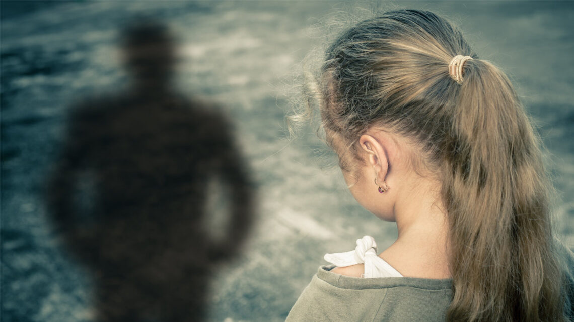 Έκλεισε την ανήλικη κόρη του στο μπάνιο της υπερπολυτελούς έπαυλης και την βίαζε επί 25 λεπτά!