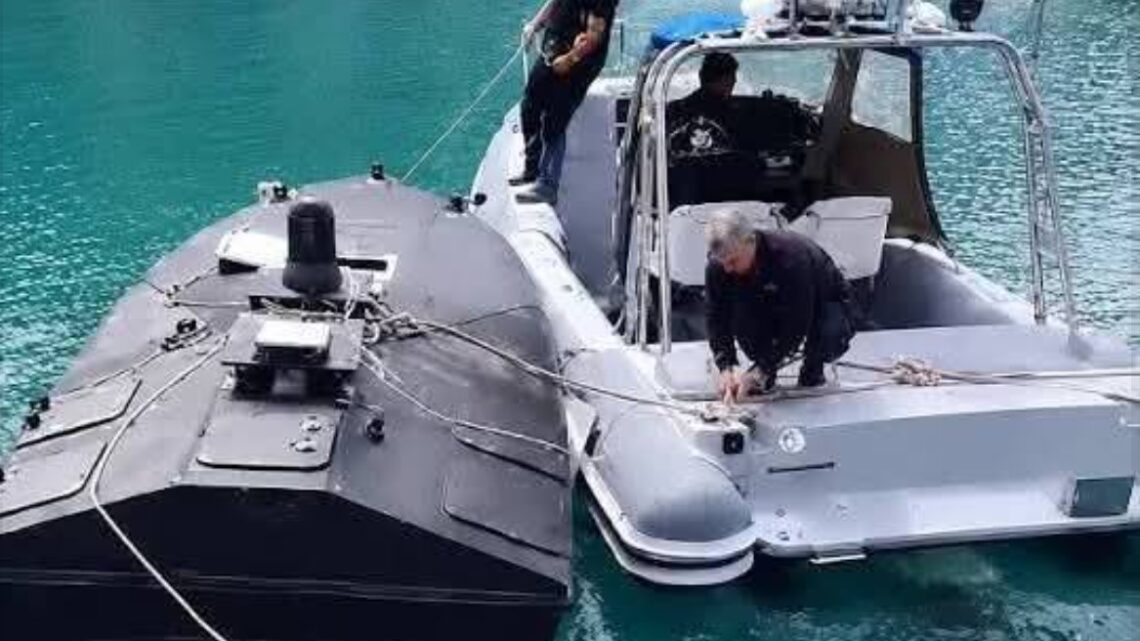 Η ανεύρεση του ουκρανικού USV με τα 300 κιλά εκρηκτικών σε σπηλιά της Νότιας Λευκάδας δεν ήταν ένα τυχαίο ναυάγιο. Ήταν μια χειρουργικά τοποθετημένη «πλωτή ενέδρα» σε ένα από τα πιο κρίσιμα γεωπολιτικά περάσματα της Μεσογείου.