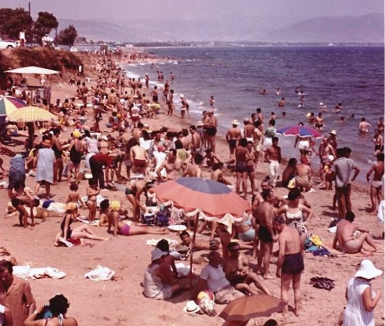 Καλό μήνα! Από μια Νεα Μάκρη που δεν υπάρχει πια. Νοσταλγία; Μπορεί,  αλλά πώς να μη φέρνουμε στο μυαλό μας μέρες των παιδικών χρόνων ξένιαστες, γεμάτες χαρά.