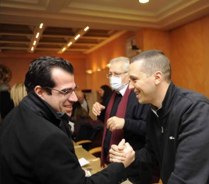 Το παιδί με την μπλούζα antisystem ψάχνει για γίδια και για πρόβατα ,και τους δουλεύει ψιλό γαζί… Το παιδί με την μπλούζα antisystem ψάχνει για γίδια και για πρόβατα ,και τους δουλεύει ψιλό γαζί…