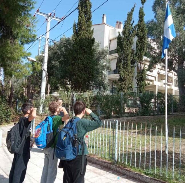 Τρεῖς μαθητές, δύο σημαῖες, ἕνα μήνυμα ἐλπίδος γιὰ τὴν Ἑλλάδα